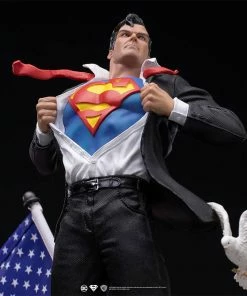 Clark Kent Deluxe 1:10 Scale Statue By Iron Studios Art Scale 1:10 - DC Comics Superman